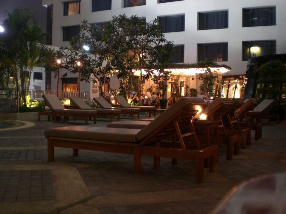 Hotelbar im 3 Stock mit Pool Grand Mercure Bangkok Atrium