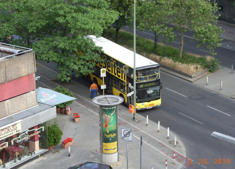 Der Bus 100 hält an der Ecke SORAT Hotel Berlin