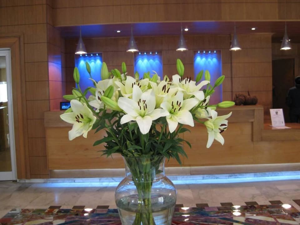 Schöne Blumen in der Lobby The Orangers Beach Resort and Bungalows