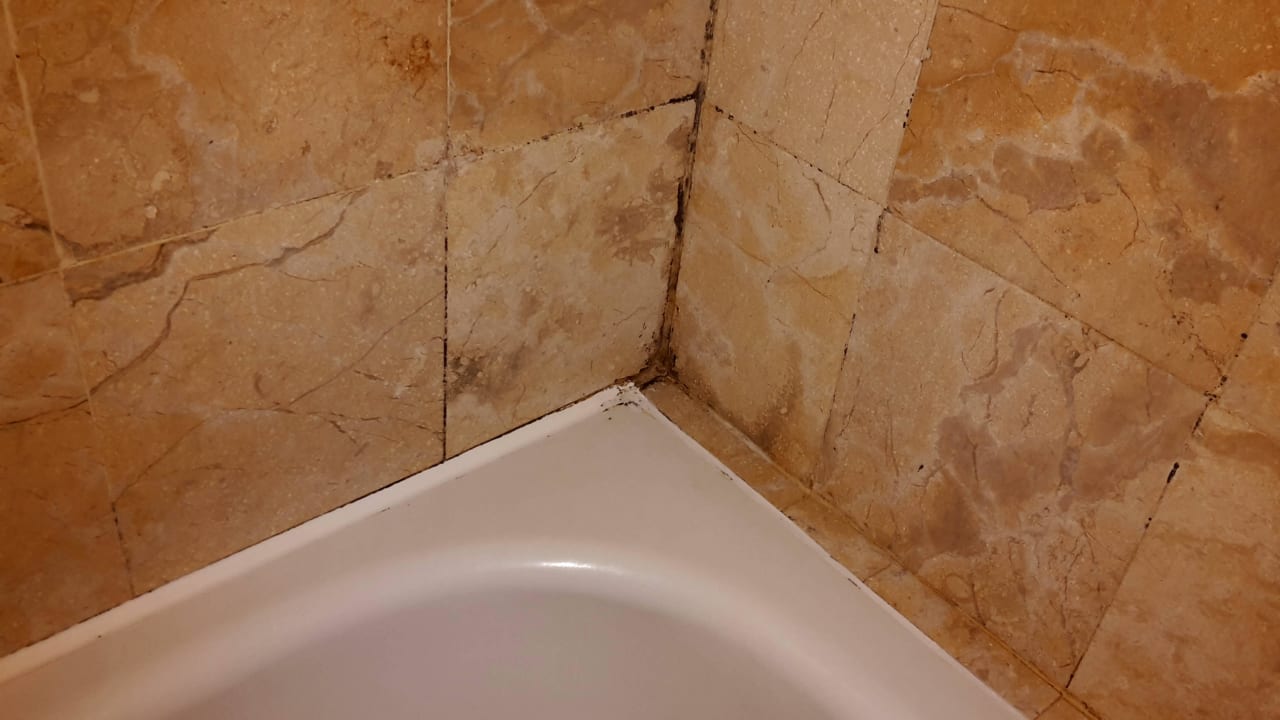 Schmutzige Badewanne Kimaya Sudirman Yogyakarta by Harris