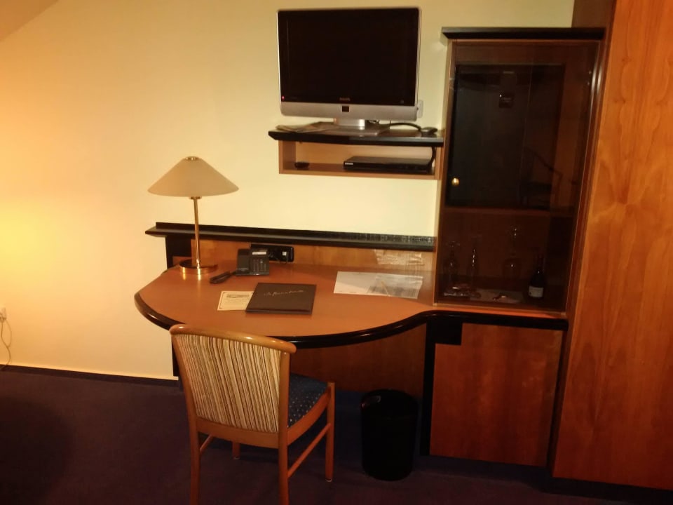 Schreitisch & TV Hotel Linderhof