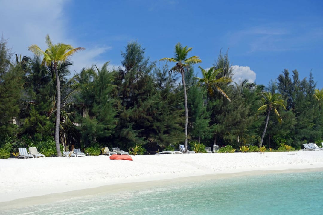 Strand an der Nordwestseite Summer Island Maldives