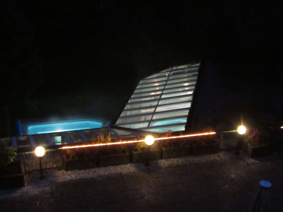 Pool von Balkon aus bei Nacht Arcadia Sonnenhof