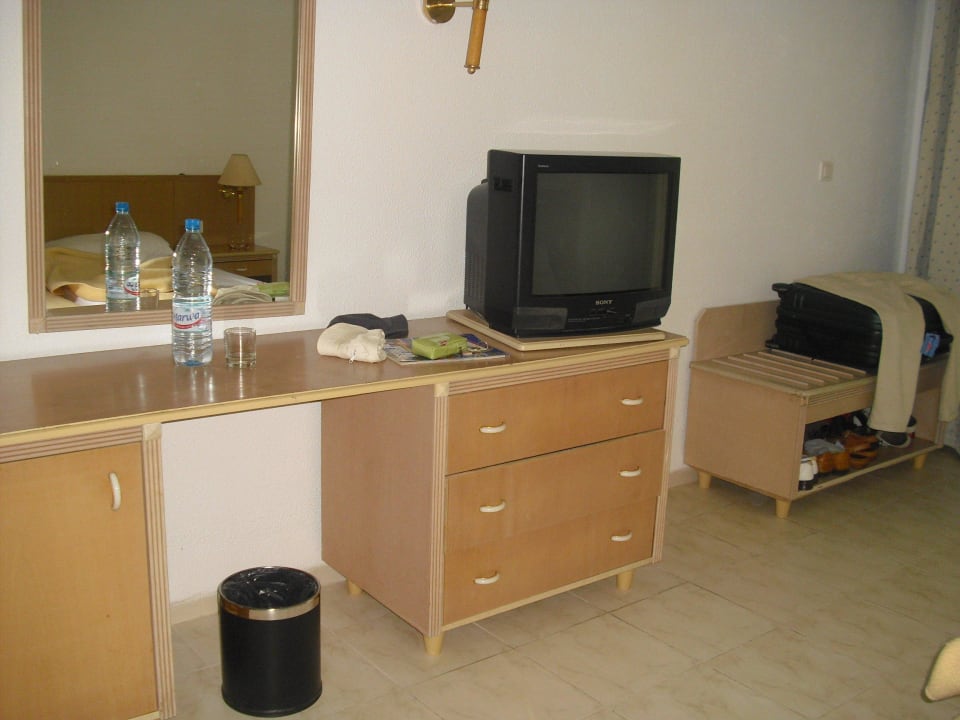Schreibtisch mit Fernseher Hotel El Mouradi Djerba Menzel