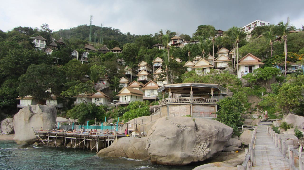 Blick vom Steg auf das Resort Hotel Koh Tao Hillside Resort