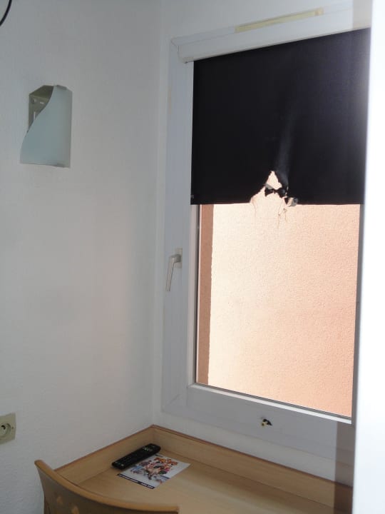 Ausblick mit defekter Wandlampe und Vorhang Hotel Mister Bed Lomme