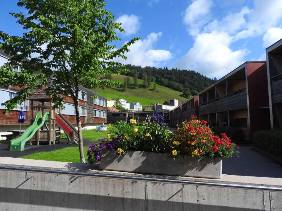 Spielplatz zwischen Häusern Reka-Feriendorf Urnäsch
