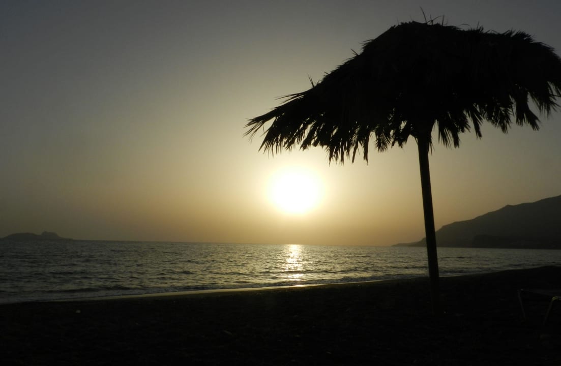 Sonnenuntergang am Strand Hotel Little Inn