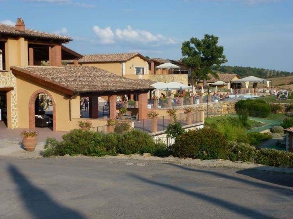 Eingang & Pool Borgo Magliano Garden Resort