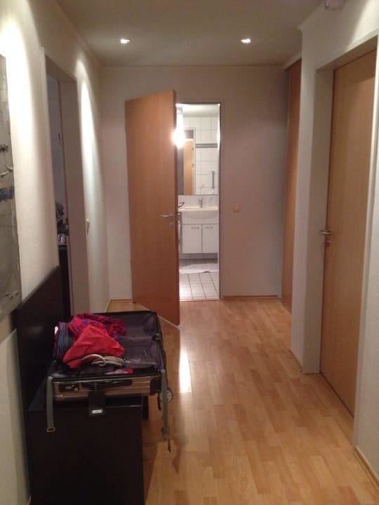 Großzügiger Flur. Hinten das Bad Art Hotel Aachen Superior