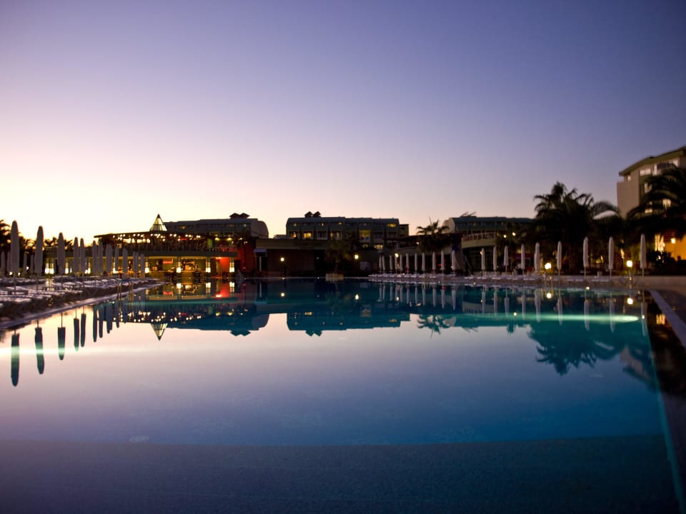 Pool bei Nacht VONRESORT Golden Coast