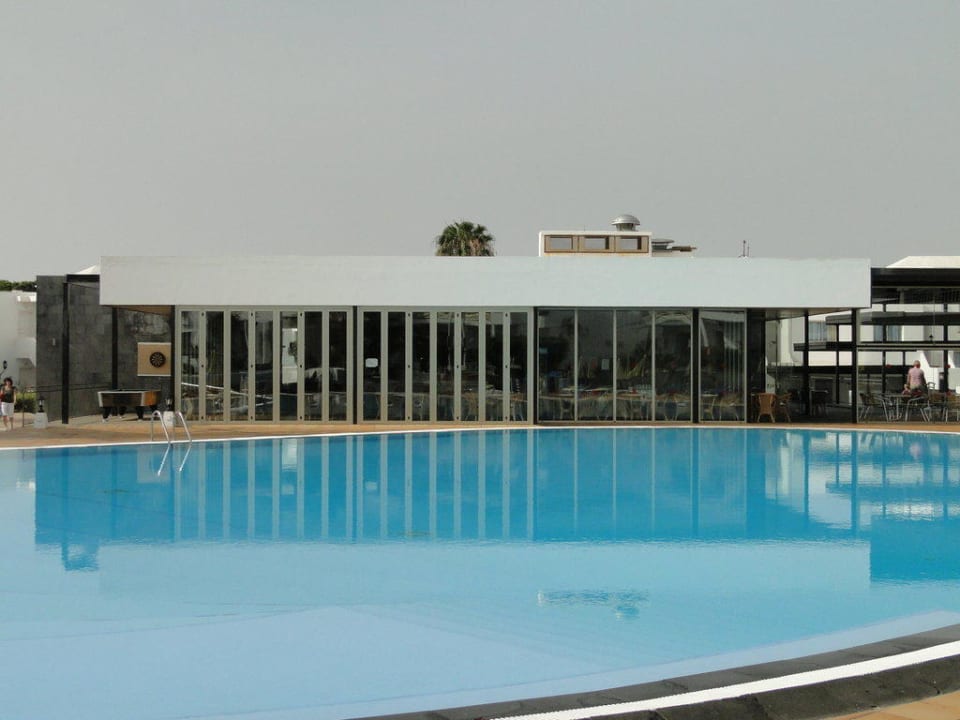 Salzwasserpool mit Poolbar im Hintergrund Hotel Floresta