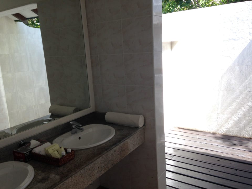 Halboffenes Bad: riesig und sauber Adaaran Select Meedhupparu Island Resort - Premium All Inclusive