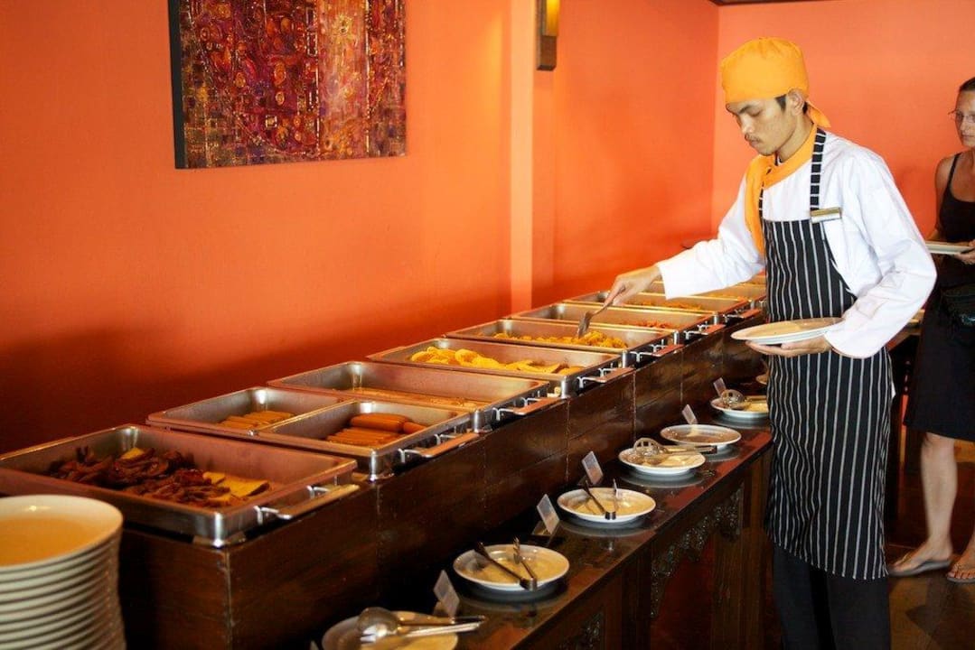 Schinken, Speck und Nudeln am Frühstücksbuffet The Fair House Beach Resort