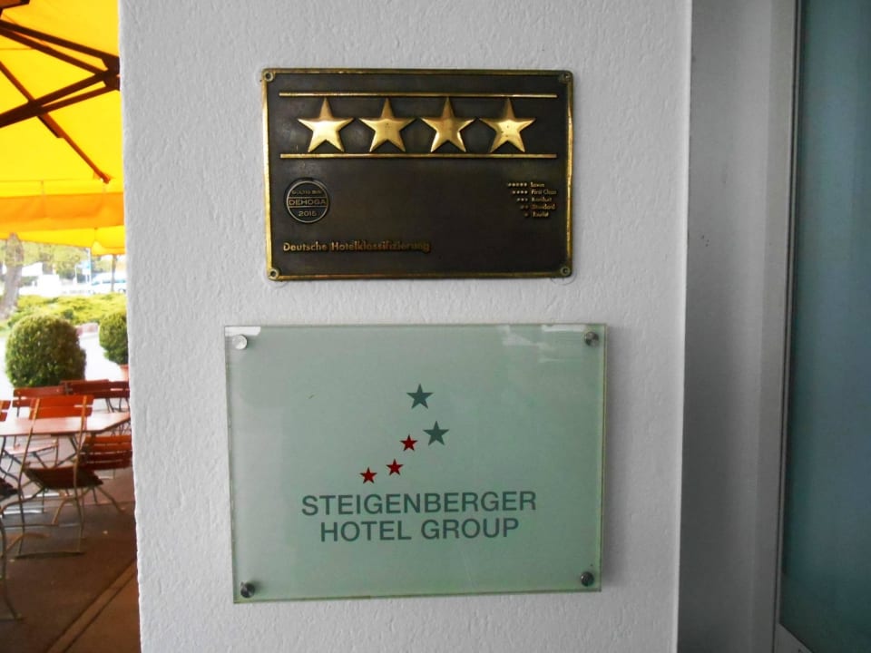 Hoteleingang IntercityHotel Frankfurt Airport