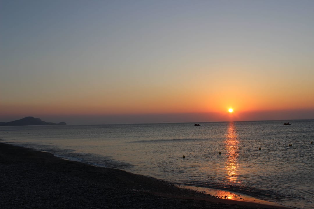 Sonnenaufgang Asterias Beach Resort