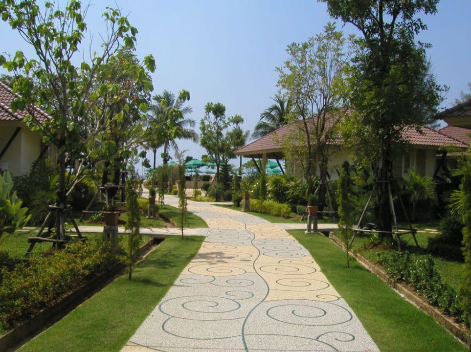 Wege in der Hotelanlage Baan Khaolak Beach Resort