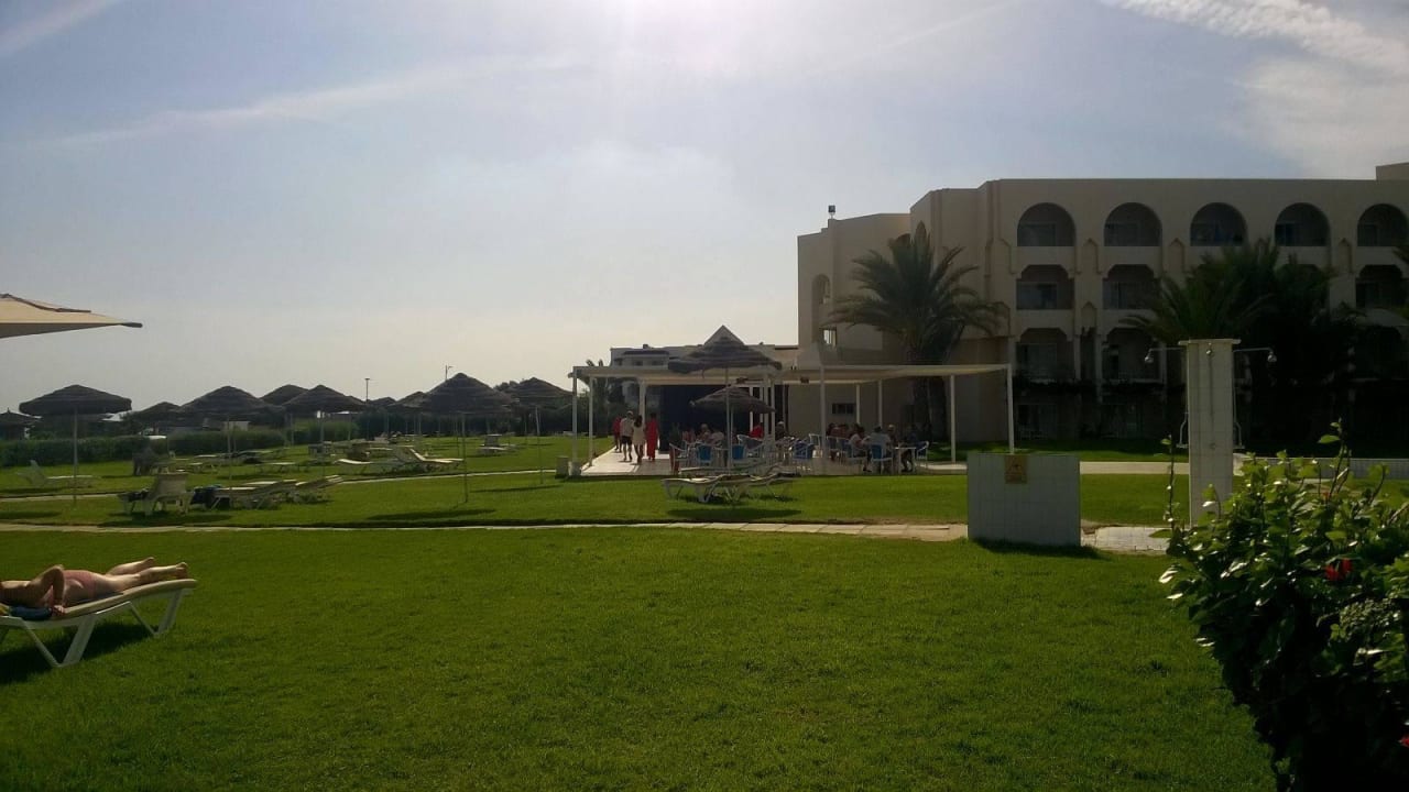 Schöne grüne Liegewiese Iberostar Waves Averroes