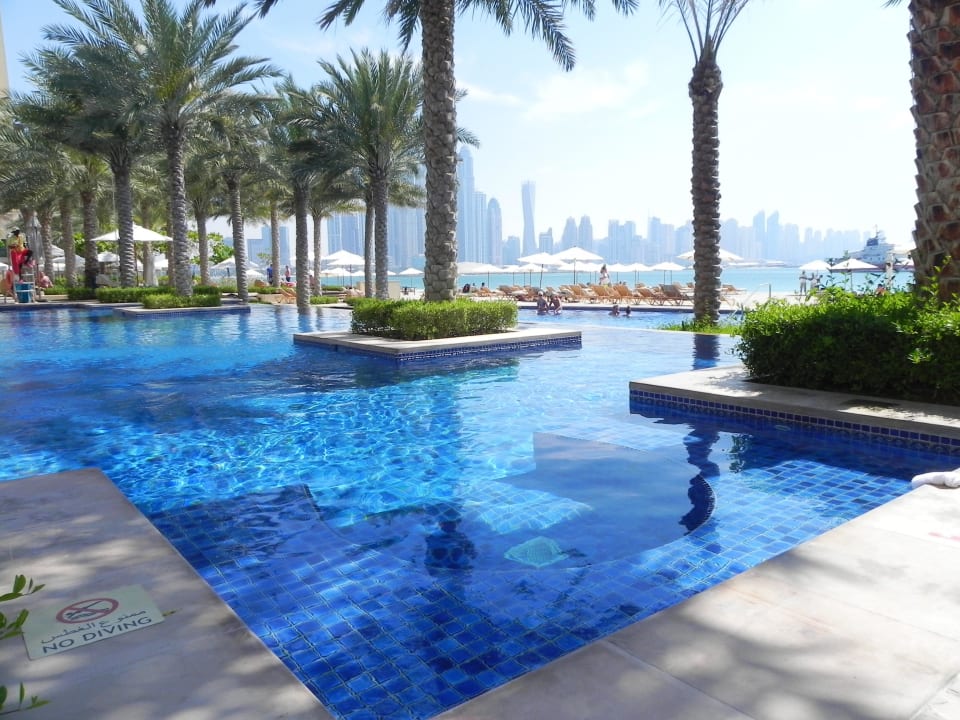 Pool mit Golf vereint Fairmont The Palm