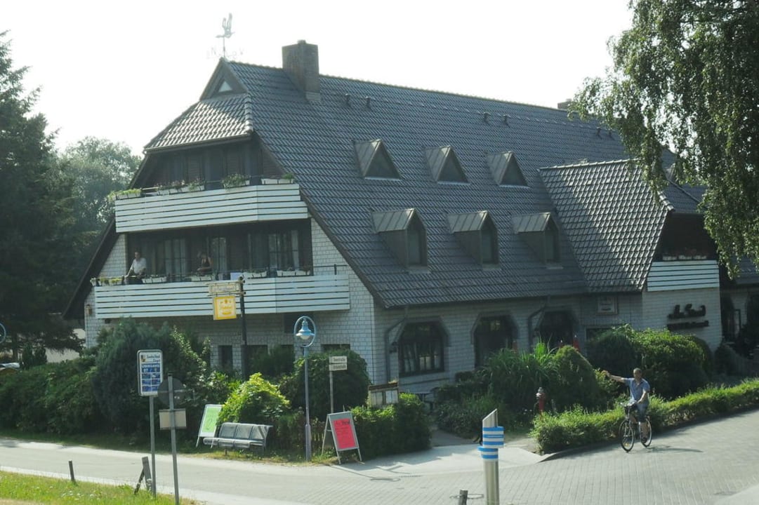 Blick von der Düne auf das Hotel. Hotel Am Strand