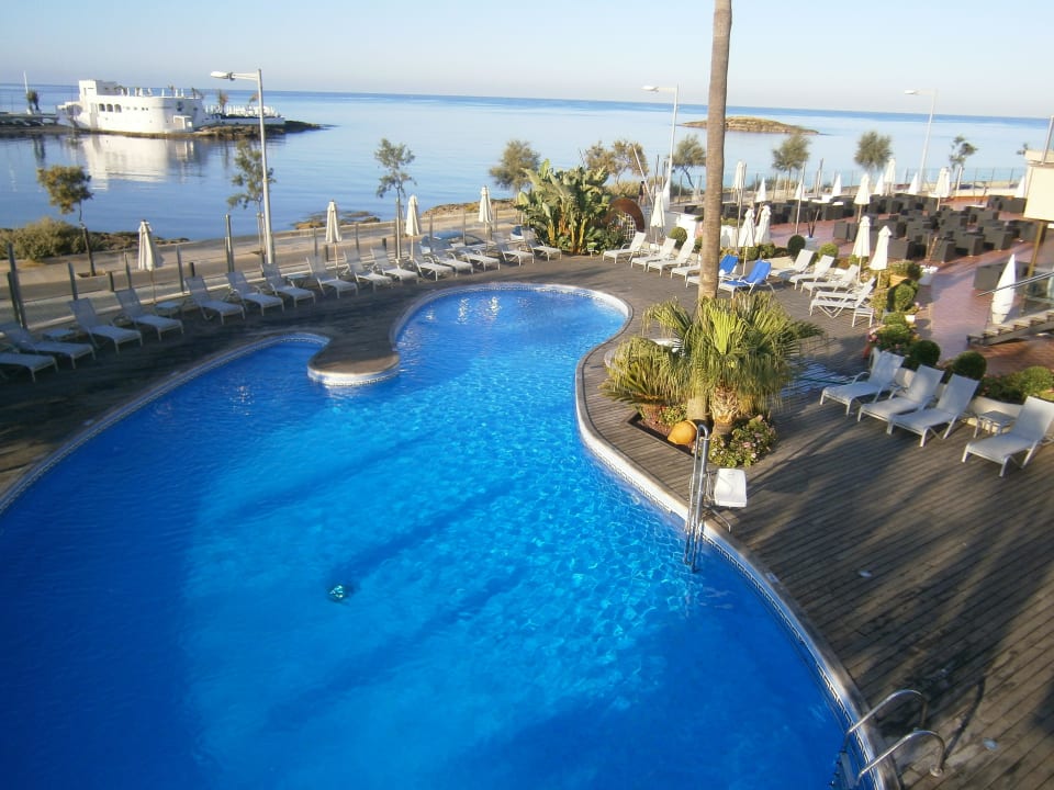 Pool und Terrasse, im Hintergrund Puro Beach Club AluaSoul Palma