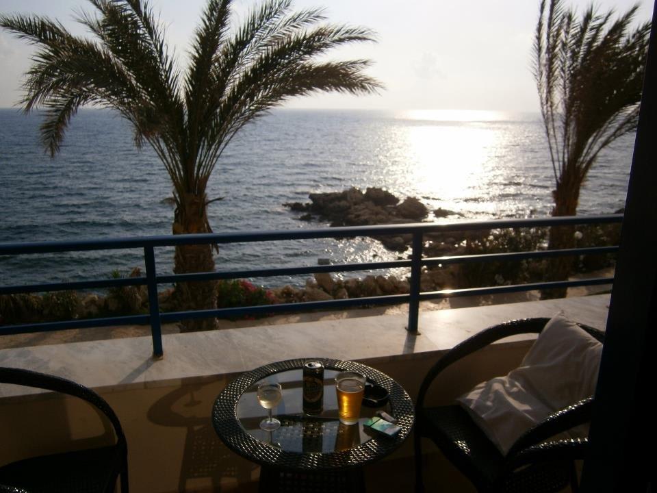 Balkon przy apartamencie typu studio. Vrachia Beach Hotel & Suites - Adults Only