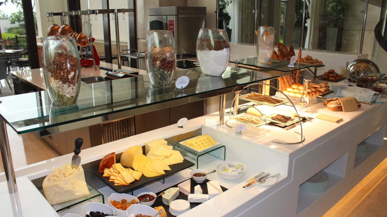 Büffet im Olea The St. Regis Saadiyat Island Resort, Abu Dhabi