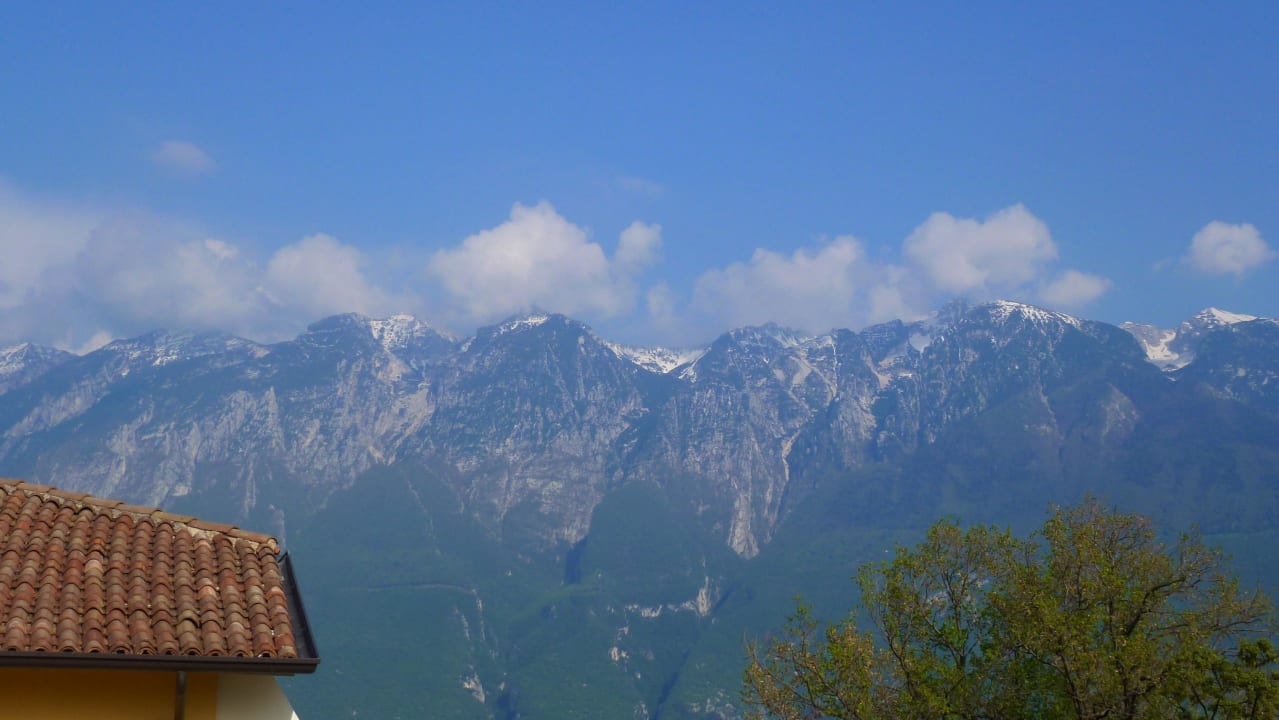 Blick vom Balkon auf die Berge der Ostseite Hotel & Residence La Rotonda