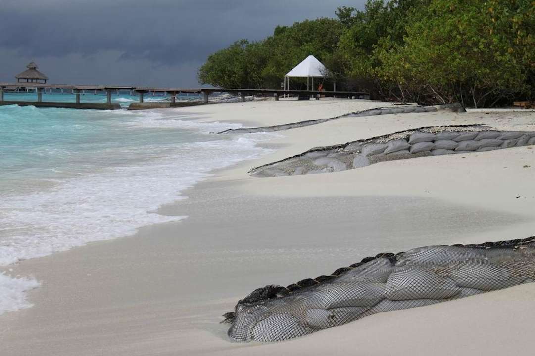 Sandsackbarrieren überall NH Collection Maldives Reethi Resort