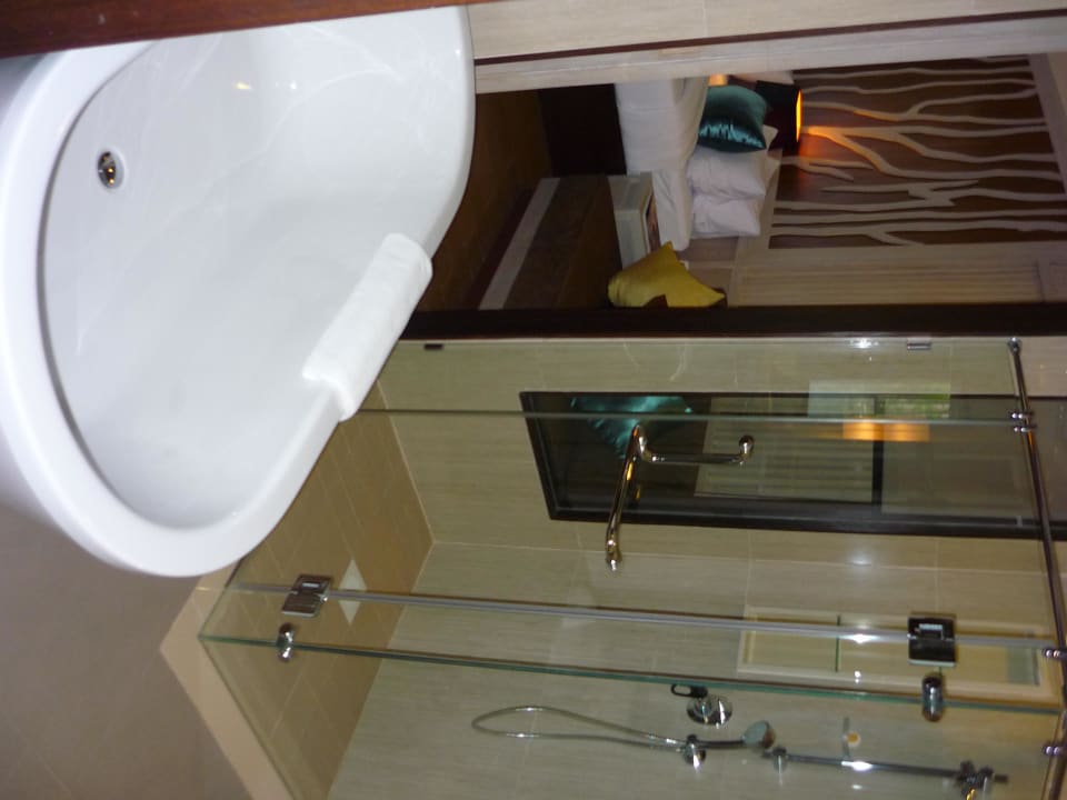 Das Bad mit Regendusche und großer Badewanne Khao Lak Merlin Resort