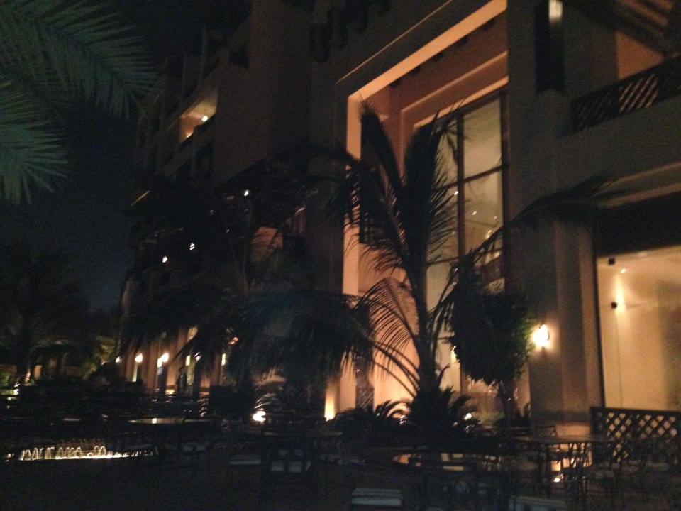 Hotel von außen bei Nacht Rixos Al Mairid Ras Al Khaimah