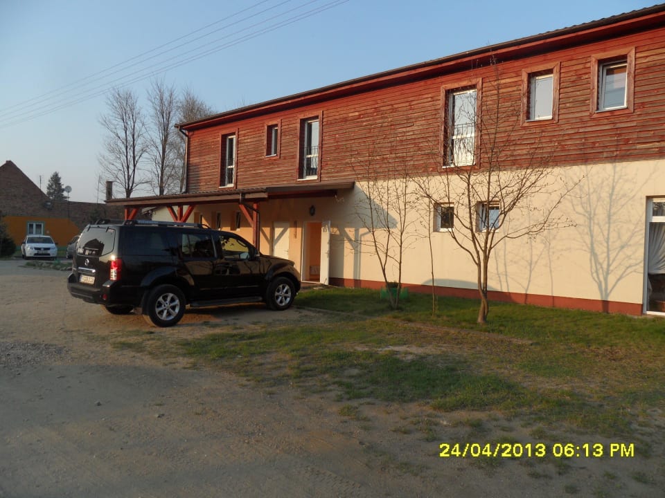 Frontansicht des Eingangsbereiches Center Hotel Bronkow