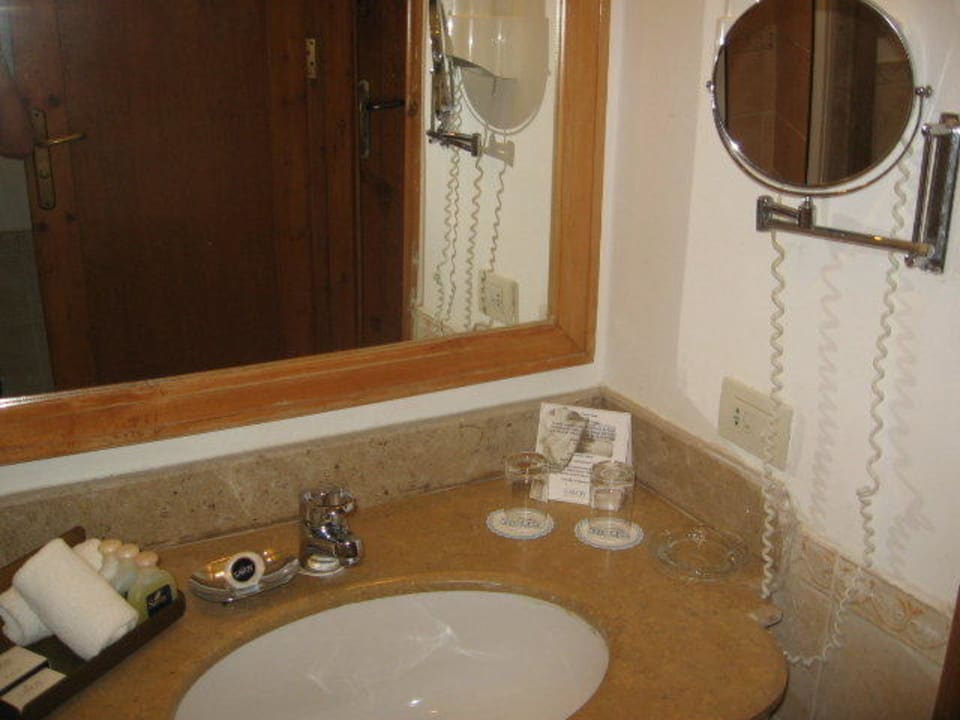 Waschbecken, rechts Vergrößerungsspiegel Sierra Sharm El Sheikh