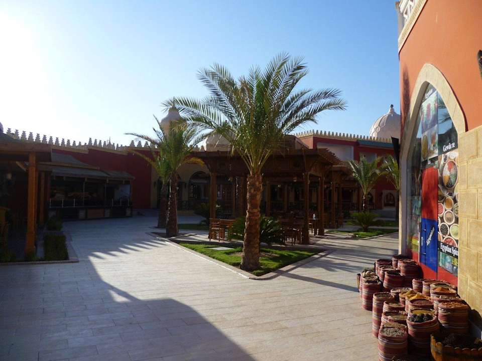 Blick auf ein Teil der Restaurants Pickalbatros Alf Leila Wa Leila Resort - Neverland Hurghada