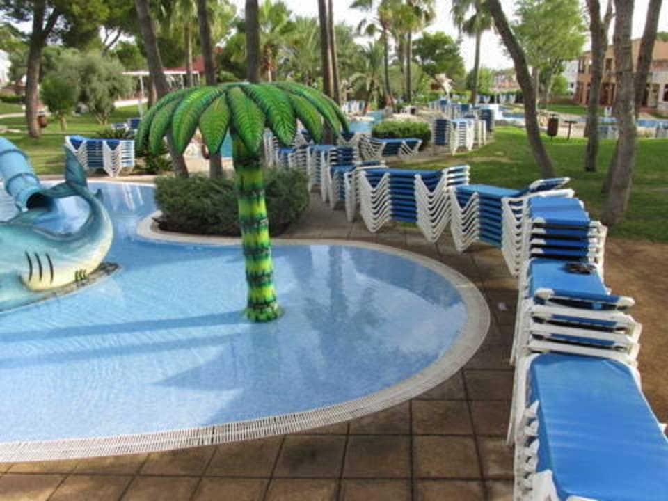Kinderpool - mit Liegen umstellt Grupotel Gran Vista & Spa