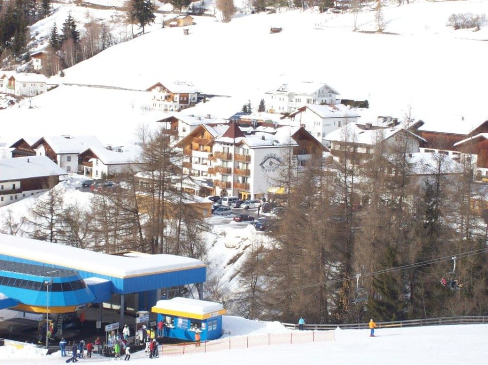 Blick vom Berg auf`s Hotel Erlebnishotel Fendels