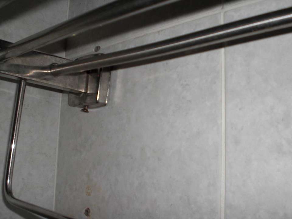 Rostiger Handtuchhalter mit herausstehenden Nägeln SUNRISE Holidays Resort (Adults Only)