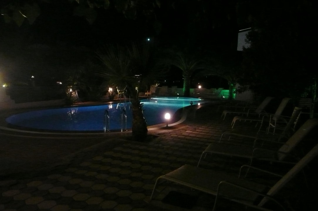 Pool am Abend Apollo Hotel I & II