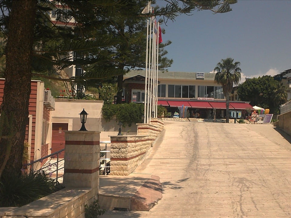 Umgebung vor dem Eingang Hotel Sirma