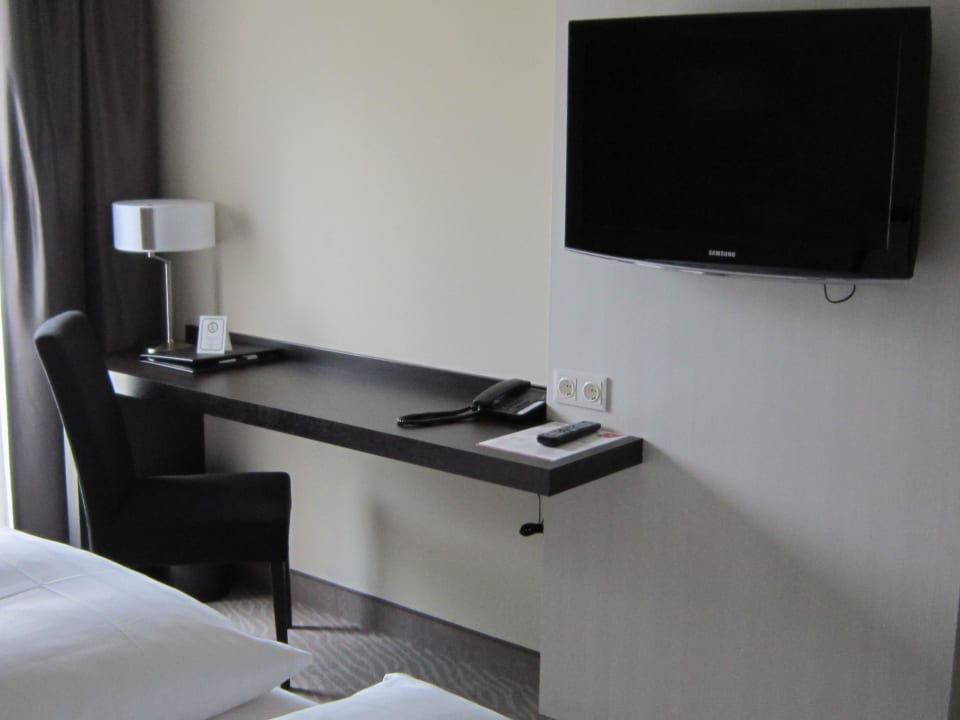 Schreibtisch + TV Hilton Garden Inn Innsbruck Tivoli