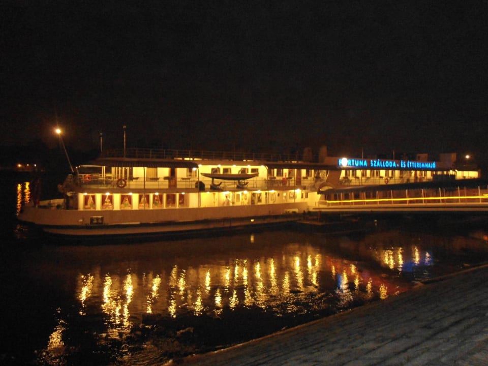 Fortuna bei Nacht Boat Hotel Fortuna