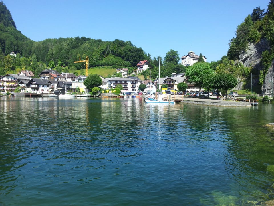 Das Hotel fotografiert vom Strand Hotel Post am See