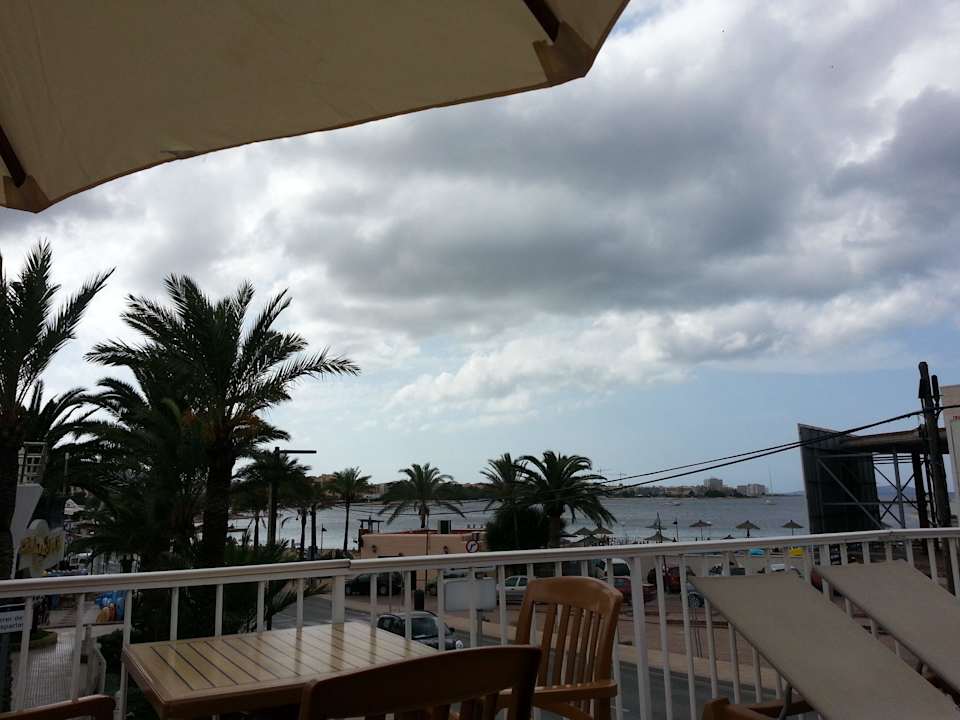 Blick vom Pool zum Strand Hotel Osiris