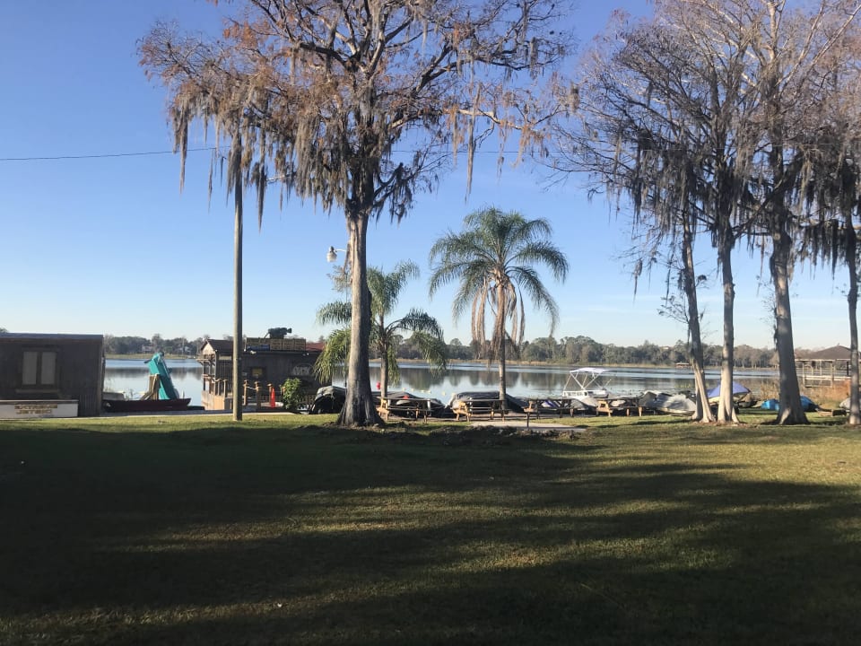 Ausblick vom Pool zum See Hotel Howard Johnson Express Kissimmee