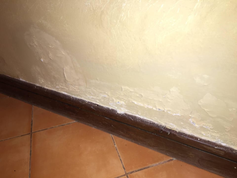 Farbe blättert ab.Pilzbefall Grand Makadi