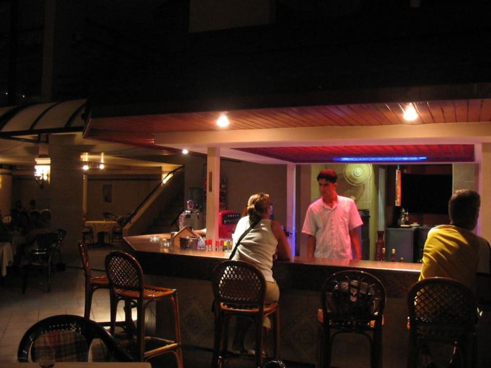 Poolbar am Abend Aska Hotel Just in Beach