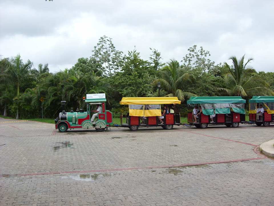 Pendelzug auf dem Hotelgelände Grand Palladium Select White Sand Resort & Spa