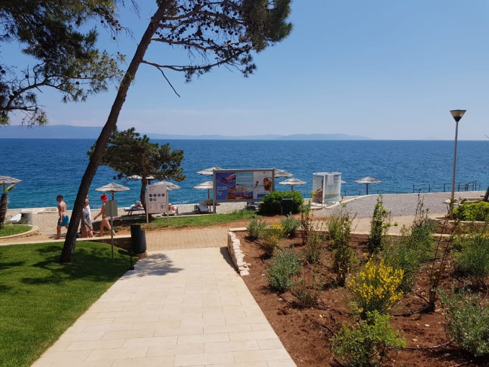 Von der Poolanlage zum Strand runter Valamar Girandella Designed for Adults