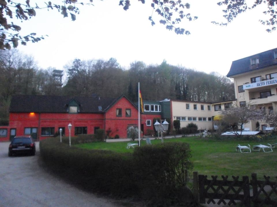 Am Parkplatz (dahinter Aussichtsturm Holzenberg) Ferien Hotel Bad Malente