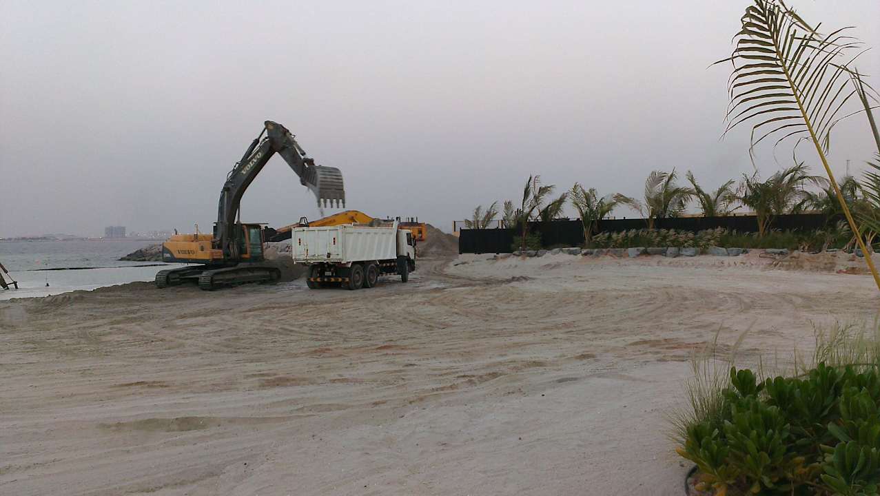 Und noch ein LKW.... DoubleTree by Hilton Resort & Spa Marjan Island